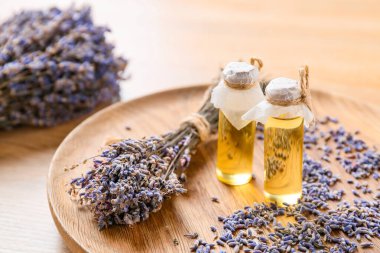 Lavanta buketi ve içinde gerekli yağ bulunan şişeler.