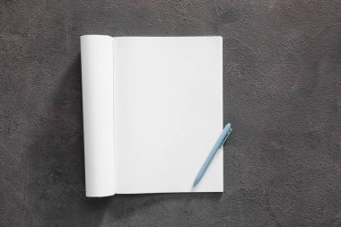 Gri arkaplanda boş dergi ve kalem