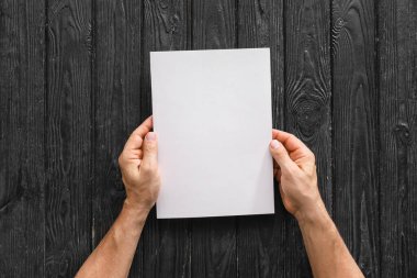 Masasında boş şarjörü olan yaşlı bir adam.