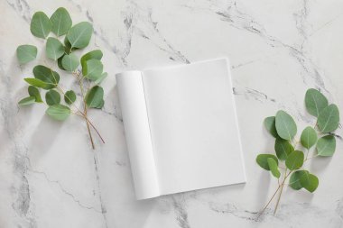 Boş dergi ve arka planda dallar