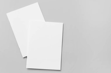 Açık arkaplanda boş dergiler