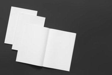 Koyu arkaplanda boş dergiler