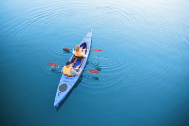 Nehirde kayak yapan insanlar.