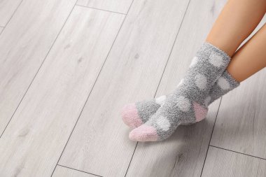 Çoraplı genç bir kadın.