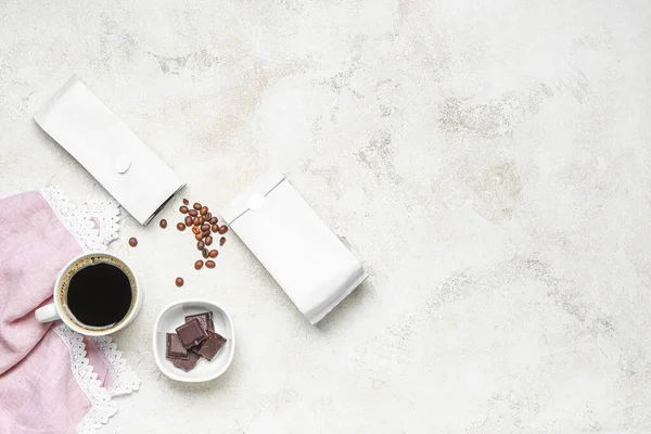 Composición Con Bolsas Café Taza Sobre Fondo Claro — Foto de Stock