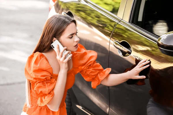 Stres Žena Mluví Pomocí Mobilního Telefonu Blízkosti Moderního Auta — Stock fotografie