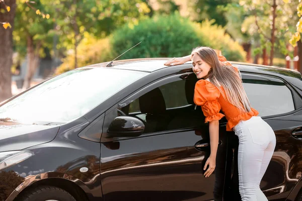 Donna Felice Vicino Alla Nuova Auto Moderna — Foto Stock