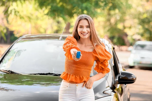 Hermosa Mujer Con Llave Cerca Coche Moderno — Foto de Stock