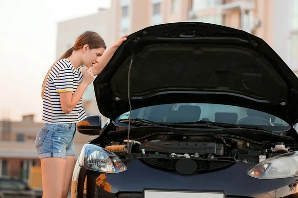 Stressed Woman Broken Car Outdoors — Stock Fotó