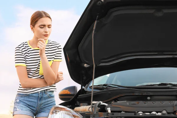 Mujer Estresada Cerca Coche Roto Aire Libre — Foto de Stock