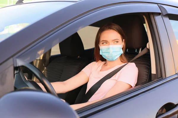 Mulher Bonita Usando Máscara Médica Carro Moderno — Fotografia de Stock