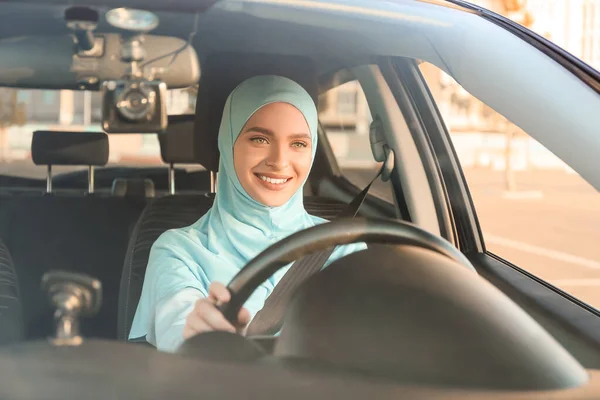 Fiatal Muszlim Modern Autóban — Stock Fotó