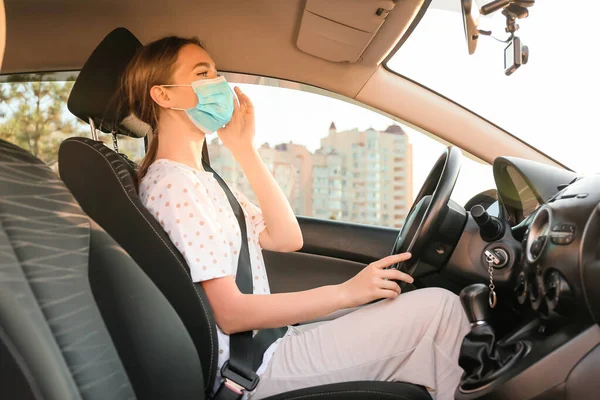 Mulher Bonita Usando Máscara Médica Carro Moderno — Fotografia de Stock