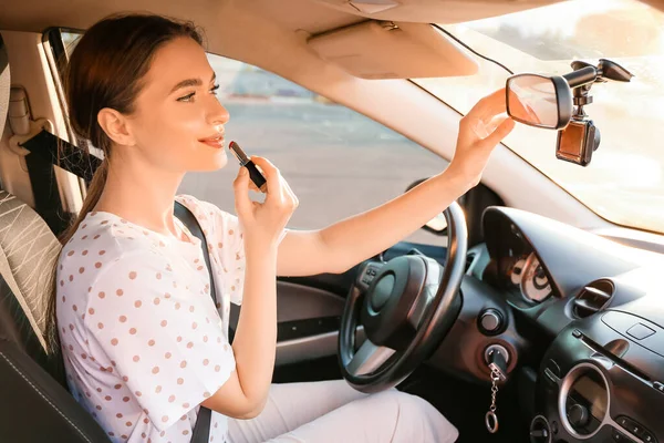 Bella Donna Che Applica Rossetto Auto Moderna — Foto Stock