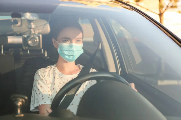 Mulher Bonita Usando Máscara Médica Carro Moderno — Fotografia de Stock