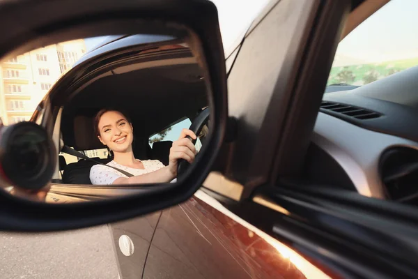 Mulher Bonita Com Cinto Segurança Espelho Lateral Carro — Fotografia de Stock