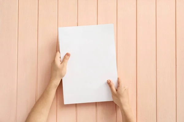 Mujer Joven Con Revista Blanco Mesa — Foto de Stock