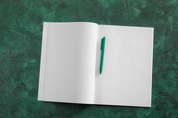 空白の雑誌とペンの色の背景 — ストック写真
