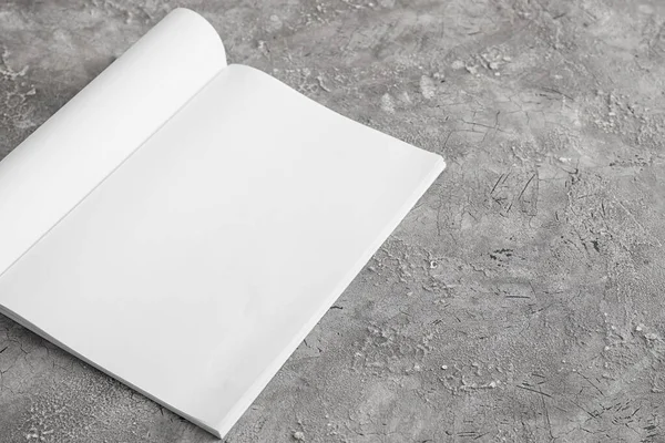 Gri arkaplanda boş bir dergi