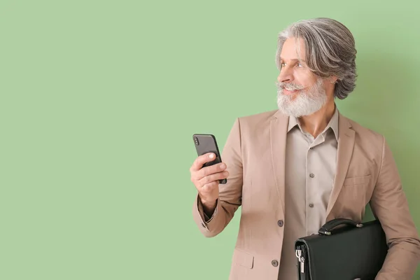 Portret Van Senior Zakenman Met Mobiele Telefoon Kleur Achtergrond — Stockfoto