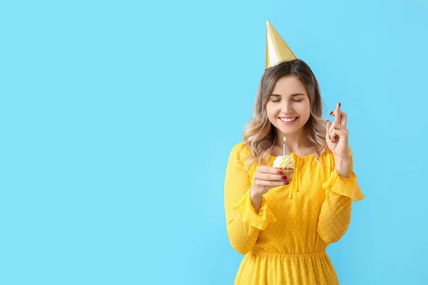 Schöne Junge Frau Mit Geburtstagskuchen Machen Wunsch Auf Farbigem Hintergrund — Stockfoto