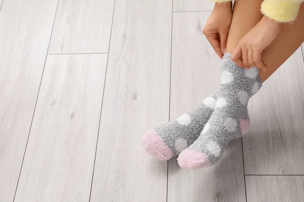 Mladá Žena Oblékání Ponožky Doma — Stock fotografie
