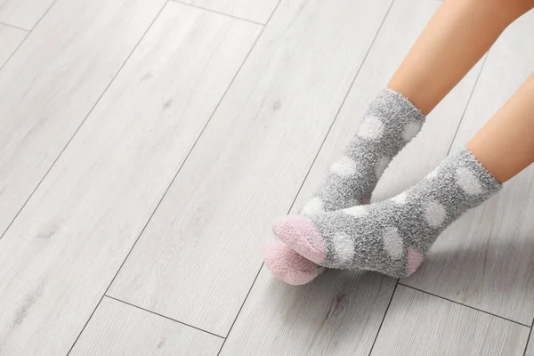 Junge Frau Socken Hause — Stockfoto