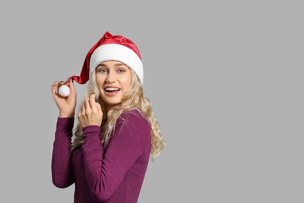 Hermosa Joven Santa Sombrero Sobre Fondo Claro — Foto de Stock