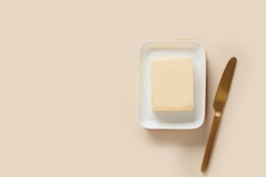 Arka planda taze tereyağlı kase