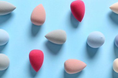 Renkli makyaj arka planda süngerler