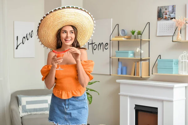 Hermosa Mujer Joven Sombrero Sombrero Con Cóctel Casa —  Fotos de Stock