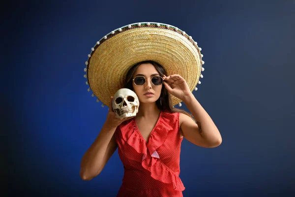 Hermosa Joven Sombrero Sombrero Con Cráneo Sobre Fondo Oscuro Celebración —  Fotos de Stock