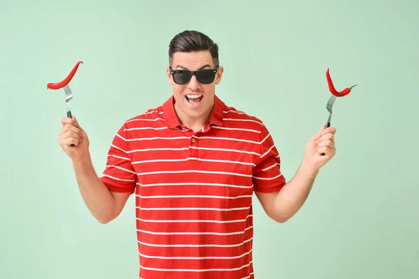 Joven Guapo Con Chile Sobre Fondo Color — Foto de Stock