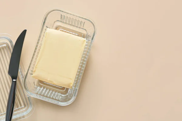Caixa Com Manteiga Fresca Sobre Fundo Claro — Fotografia de Stock