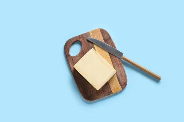 Tabla Cortar Con Mantequilla Fresca Sobre Fondo Color —  Fotos de Stock