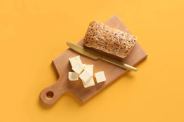 Placa Corte Com Manteiga Fresca Pão Saboroso Fundo Cor — Fotografia de Stock