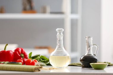 Masada pirinç sirkesiyle kompozisyon