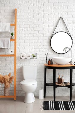 Modern klozetin içinde şık bir banyo var.