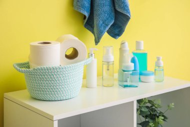 Vücut bakımı kozmetik ürünleri ve aksesuarları banyoya koy.