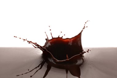 Beyaz arka planda sıcak çikolata lekesi