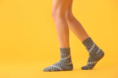 Renkli çoraplı genç kadın bacakları.