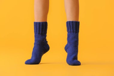 Renkli çoraplı genç kadın bacakları.