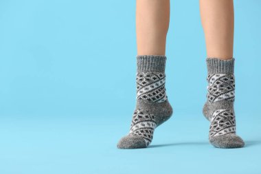 Renkli çoraplı genç kadın bacakları.