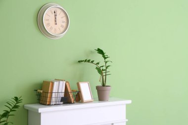 Şömineli modern odanın içi.