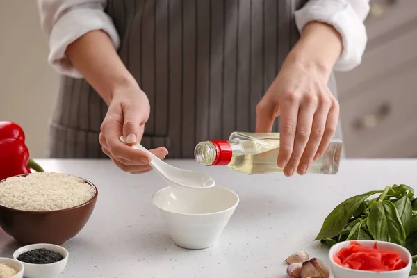 Mujer Preparando Salsa Con Vinagre Arroz Cocina — Foto de Stock