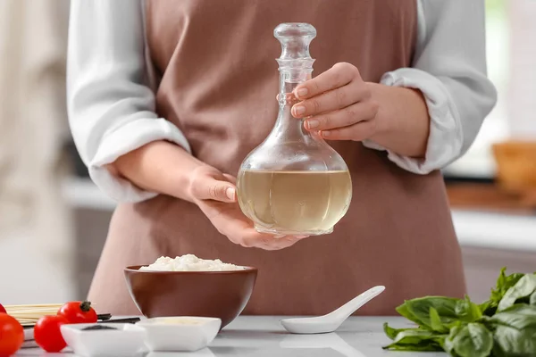 Mujer Con Botella Vinagre Arroz Cocina — Foto de Stock