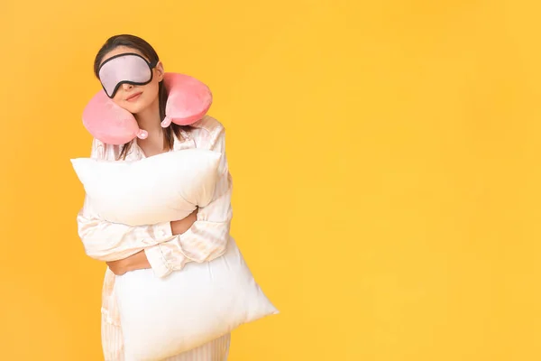 Portret Van Jonge Vrouw Pyjama Met Slaapmasker Nekkussen Kleur Achtergrond — Stockfoto