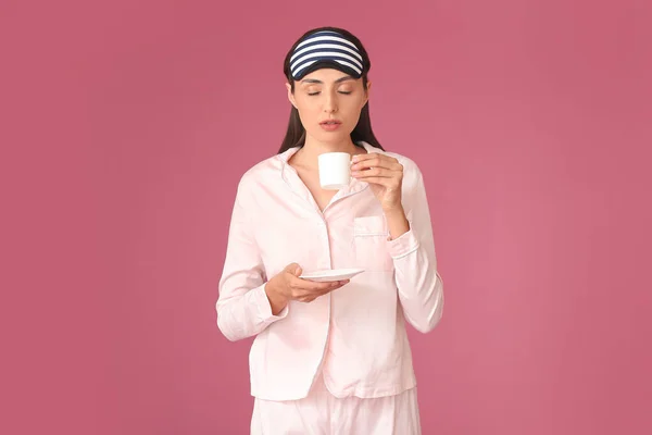 Retrato Mujer Joven Pijama Con Máscara Para Dormir Taza Café — Foto de Stock