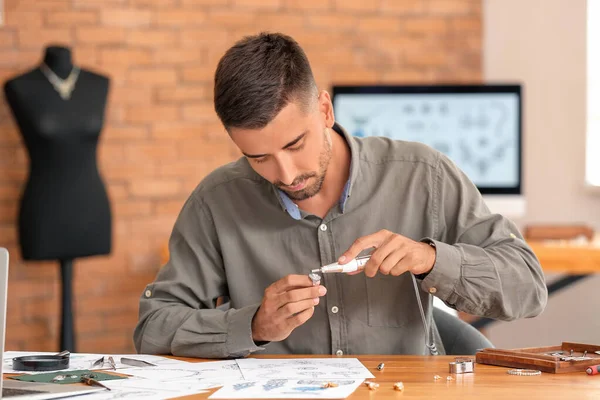 Homme Créateur Bijoux Travaillant Dans Bureau — Photo