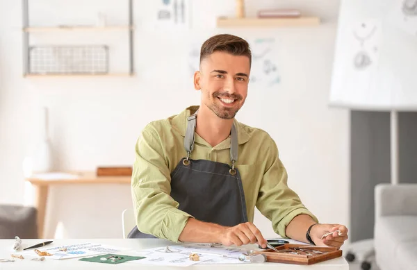 Homme Créateur Bijoux Travaillant Dans Bureau — Photo